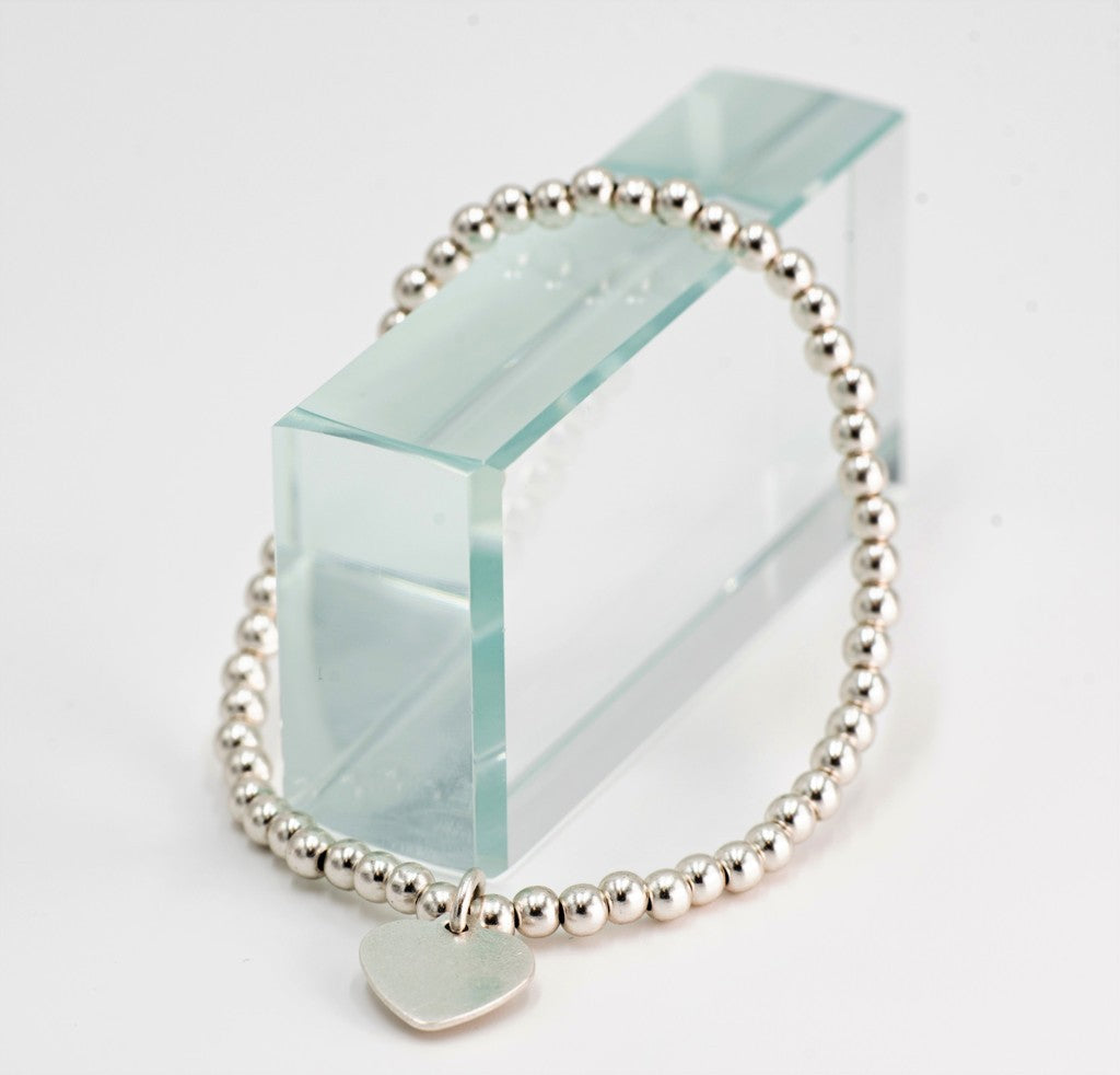 Bracciale elastico con palline piene e charm B00