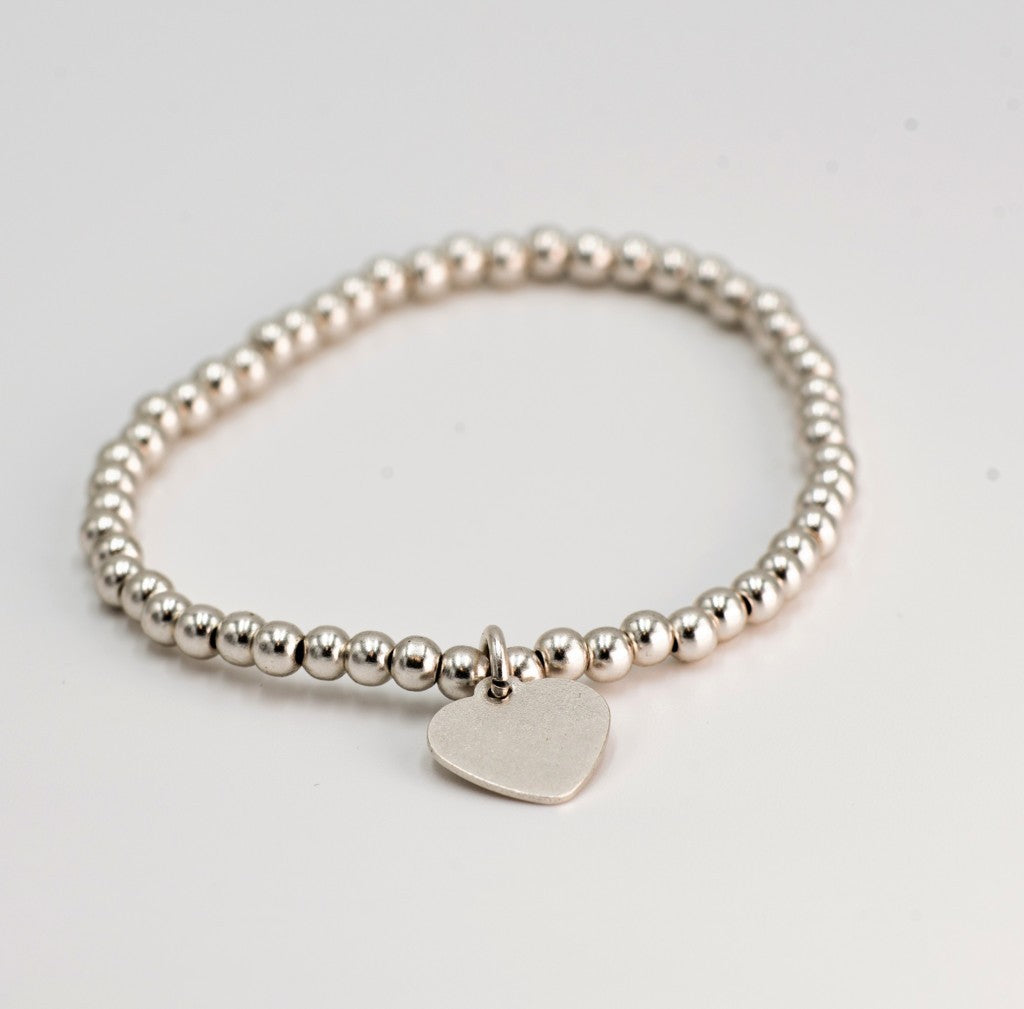 Bracciale elastico con palline piene e charm B00