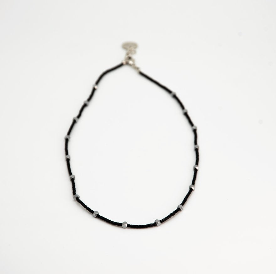 Collana girocollo con perline di conteria e cristalli a tre faccette C44