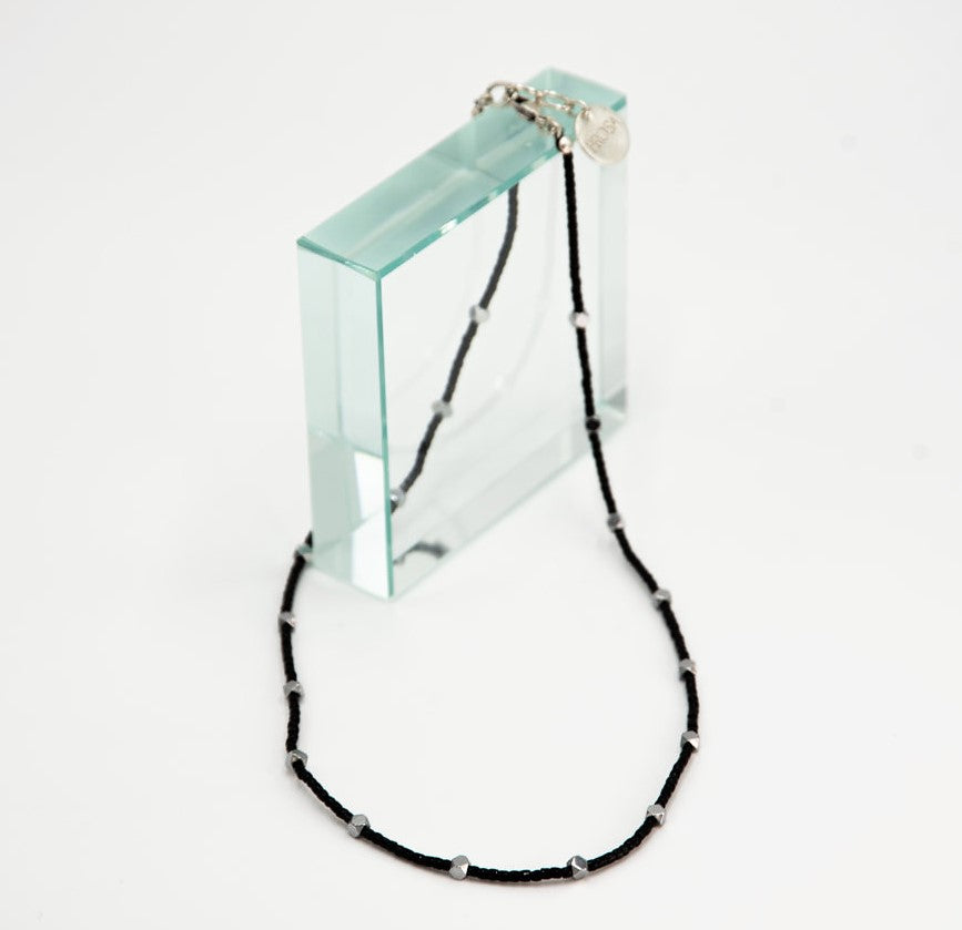 Collana girocollo con perline di conteria e cristalli a tre faccette C44