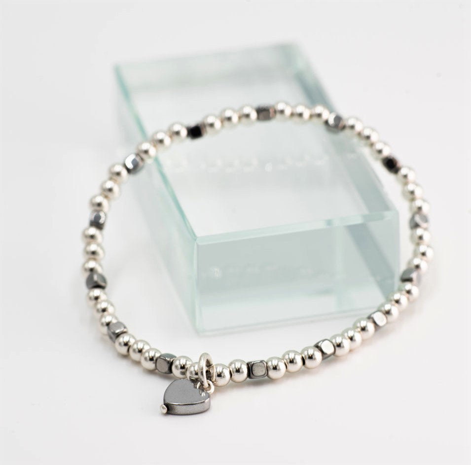 Bracciale con piccolo cuore in ematite B04